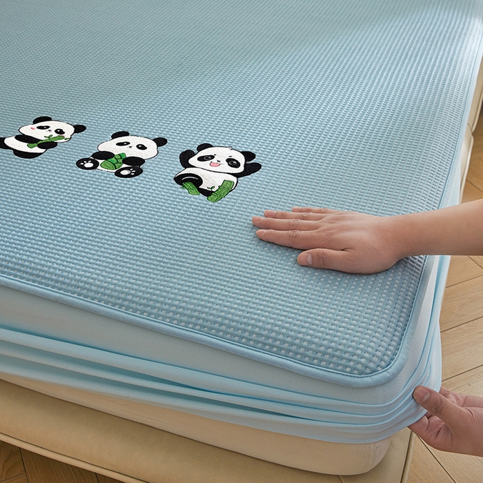 91家纺网 家纺一手货源 找家纺 全季家居 2025新款A类乙纶PE家族系列刺绣凉豆豆席凉席席子 熊猫家族-天蓝-床笠款