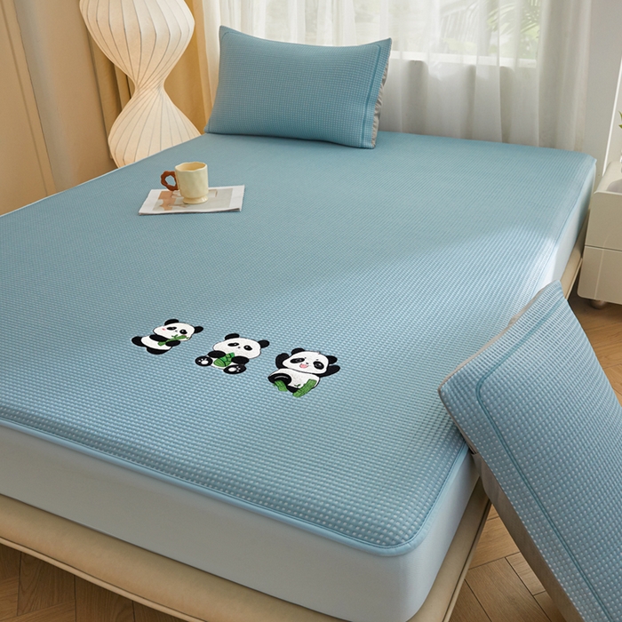 91家纺网 家纺一手货源 找家纺 全季家居 2025新款A类乙纶PE家族系列刺绣凉豆豆席凉席席子 熊猫家族-天蓝-床笠款