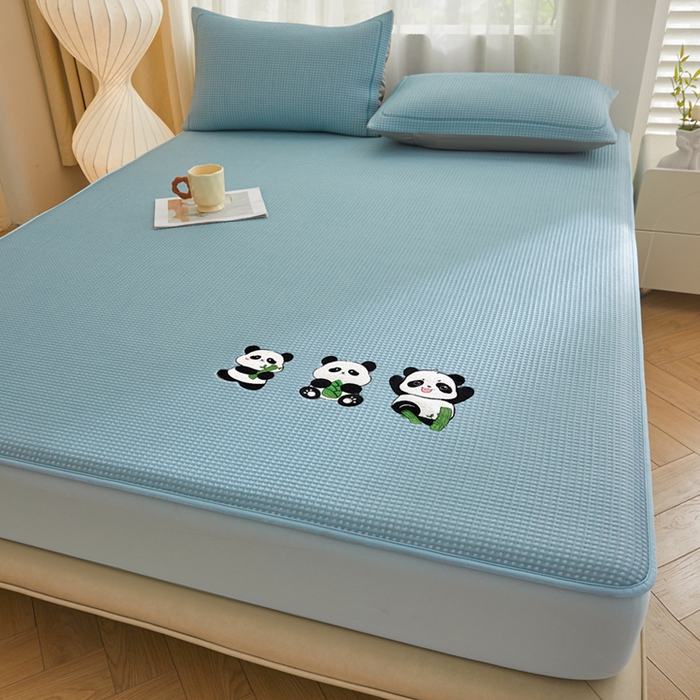 91家纺网 家纺一手货源 找家纺 全季家居 2025新款A类乙纶PE家族系列刺绣凉豆豆席凉席席子 熊猫家族-天蓝-床笠款