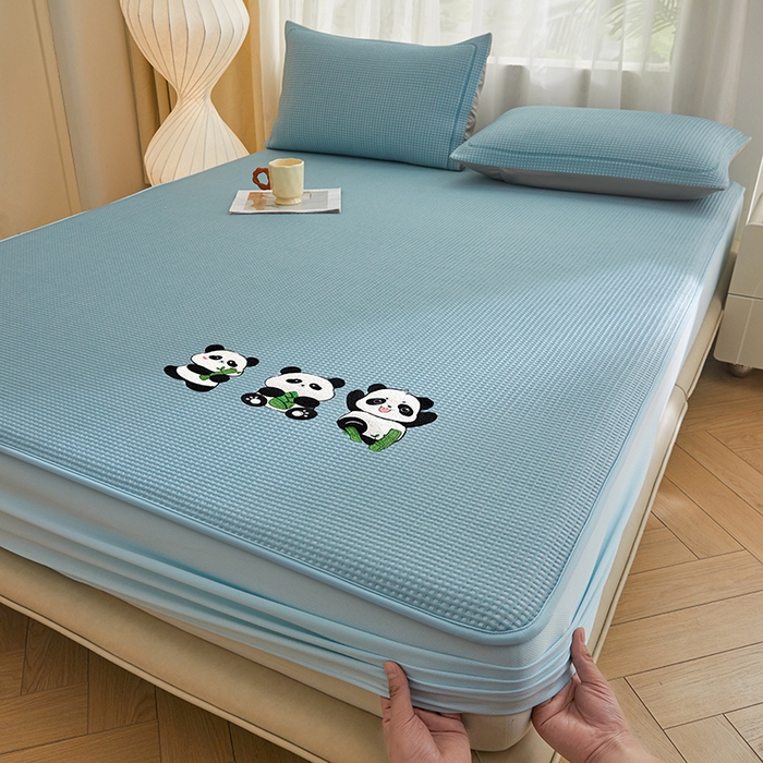 91家纺网 家纺一手货源 找家纺 全季家居 2025新款A类乙纶PE家族系列刺绣凉豆豆席凉席席子 熊猫家族-天蓝-床笠款