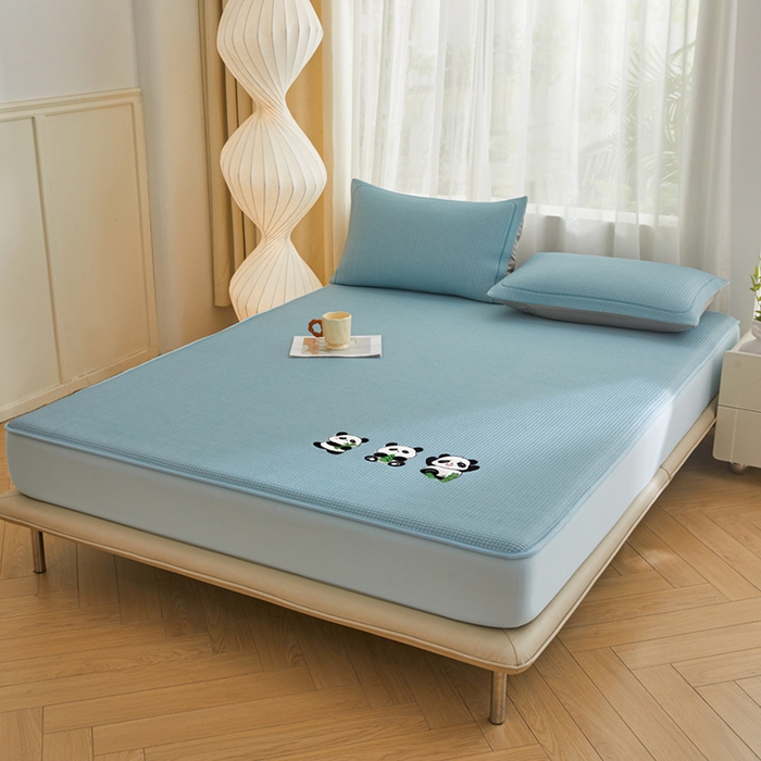 91家纺网 家纺一手货源 找家纺 全季家居 2025新款A类乙纶PE家族系列刺绣凉豆豆席凉席席子 熊猫家族-天蓝-床笠款