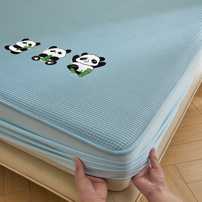 91家纺网 家纺一手货源 找家纺 全季家居 2025新款A类乙纶PE家族系列刺绣凉豆豆席凉席席子 熊猫家族-天蓝-床笠款