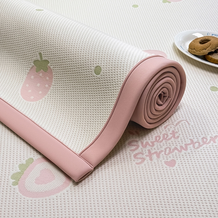 91家纺网 家纺一手货源 找家纺 全季家居 2025新款A类乙纶PE卡通系列凉豆豆席凉席席子 草莓甜心-淡粉-床席款