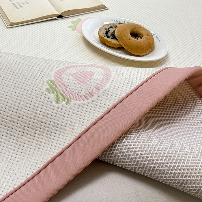 91家纺网 家纺一手货源 找家纺 全季家居 2025新款A类乙纶PE卡通系列凉豆豆席凉席席子 草莓甜心-淡粉-床席款