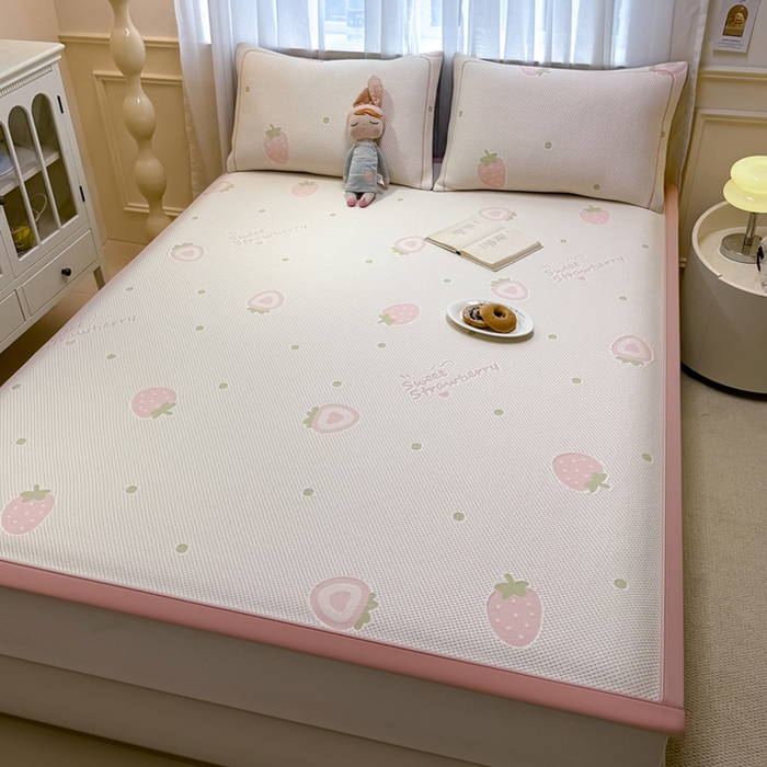 91家纺网 家纺一手货源 找家纺 全季家居 2025新款A类乙纶PE卡通系列凉豆豆席凉席席子 草莓甜心-淡粉-床席款