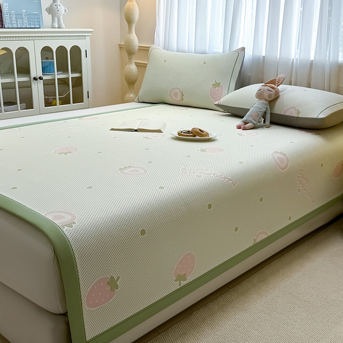 91家纺网 家纺一手货源 找家纺 全季家居 2025新款A类乙纶PE卡通系列凉豆豆席凉席席子 草莓甜心-水绿-床席款