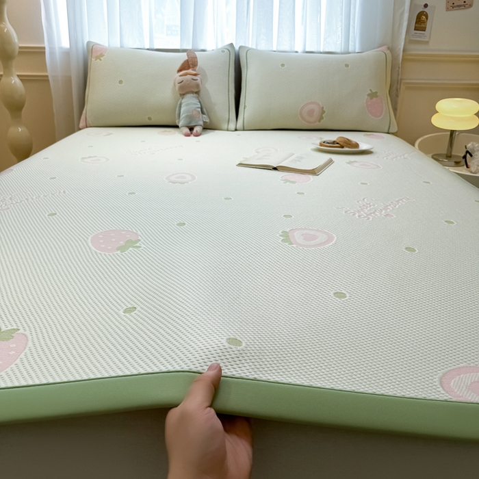 91家纺网 家纺一手货源 找家纺 全季家居 2025新款A类乙纶PE卡通系列凉豆豆席凉席席子 草莓甜心-水绿-床席款