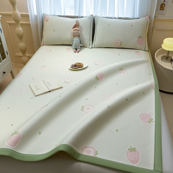 91家纺网 家纺一手货源 找家纺 全季家居 2025新款A类乙纶PE卡通系列凉豆豆席凉席席子 草莓甜心-水绿-床席款