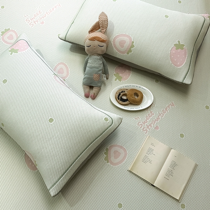 91家纺网 家纺一手货源 找家纺 全季家居 2025新款A类乙纶PE卡通系列凉豆豆席凉席席子 草莓甜心-水绿-床席款