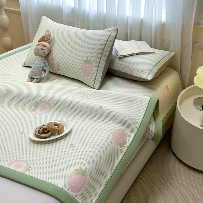 91家纺网 家纺一手货源 找家纺 全季家居 2025新款A类乙纶PE卡通系列凉豆豆席凉席席子 草莓甜心-水绿-床席款