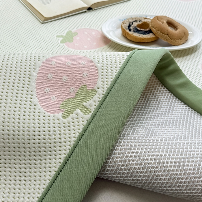 91家纺网 家纺一手货源 找家纺 全季家居 2025新款A类乙纶PE卡通系列凉豆豆席凉席席子 草莓甜心-水绿-床席款