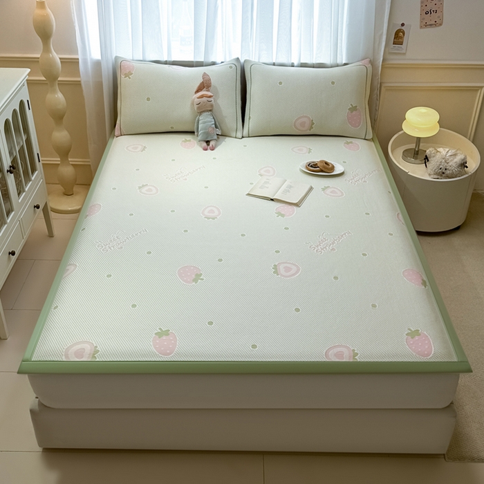 91家纺网 家纺一手货源 找家纺 全季家居 2025新款A类乙纶PE卡通系列凉豆豆席凉席席子 草莓甜心-水绿-床席款