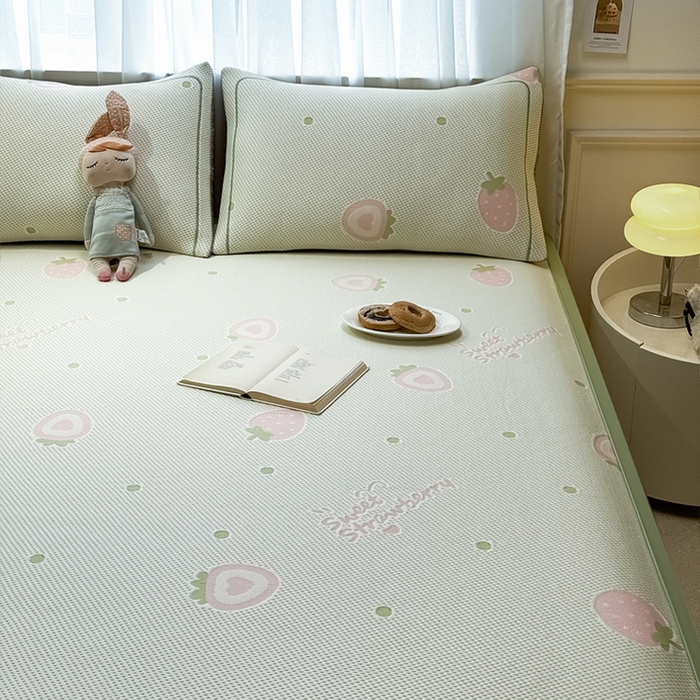 91家纺网 家纺一手货源 找家纺 全季家居 2025新款A类乙纶PE卡通系列凉豆豆席凉席席子 草莓甜心-水绿-床席款
