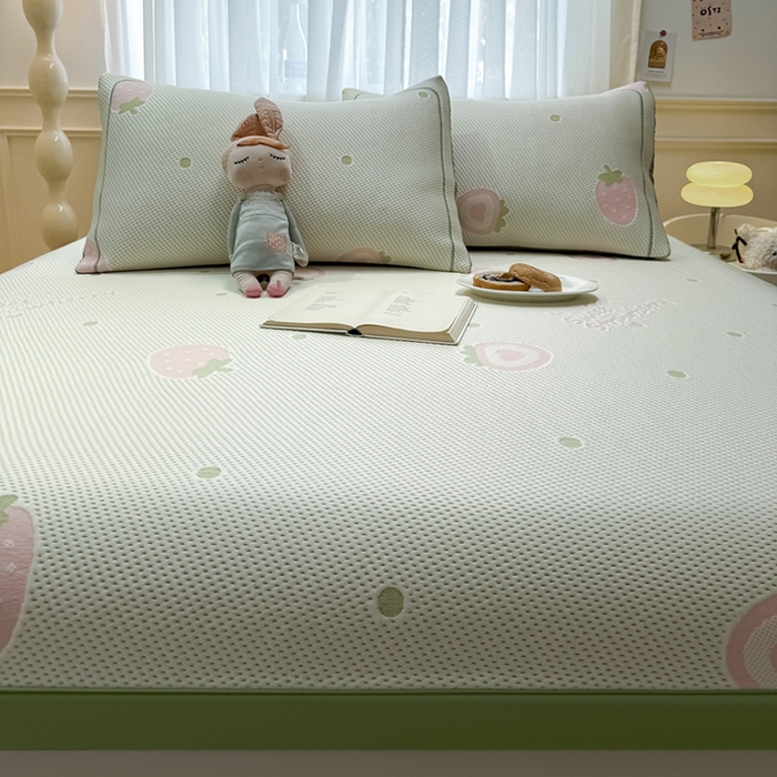 91家纺网 家纺一手货源 找家纺 全季家居 2025新款A类乙纶PE卡通系列凉豆豆席凉席席子 草莓甜心-水绿-床席款