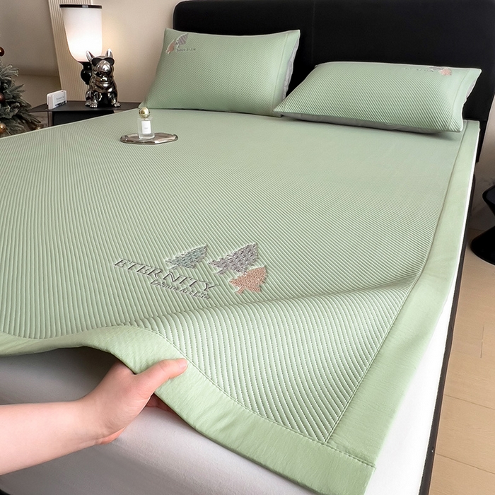 91家纺网 家纺一手货源 找家纺 全季家居 2025新款A类乙纶PE希望森林刺绣系列凉豆豆席凉席席子 水绿-床席款