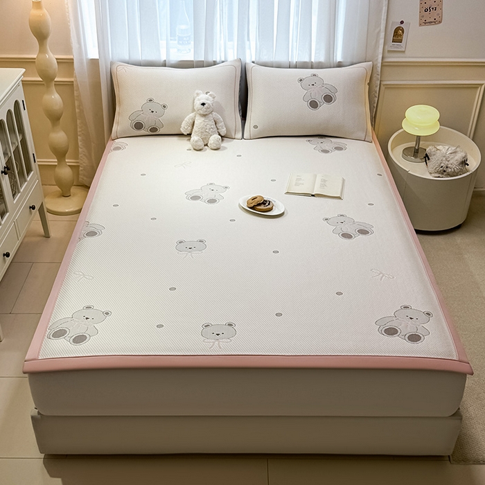 91家纺网 家纺一手货源 找家纺 全季家居 2025新款A类乙纶PE卡通系列凉豆豆席凉席席子 欢乐小熊-淡粉-床席款