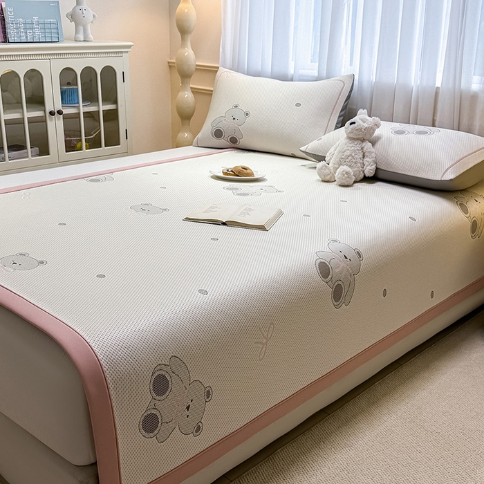 91家纺网 家纺一手货源 找家纺 全季家居 2025新款A类乙纶PE卡通系列凉豆豆席凉席席子 欢乐小熊-淡粉-床席款