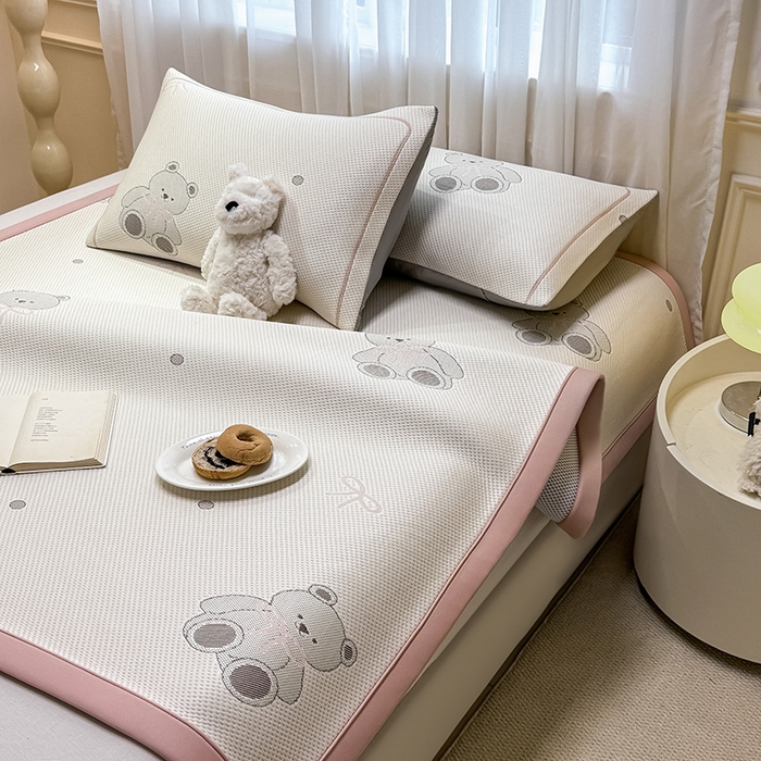 91家纺网 家纺一手货源 找家纺 全季家居 2025新款A类乙纶PE卡通系列凉豆豆席凉席席子 欢乐小熊-淡粉-床席款
