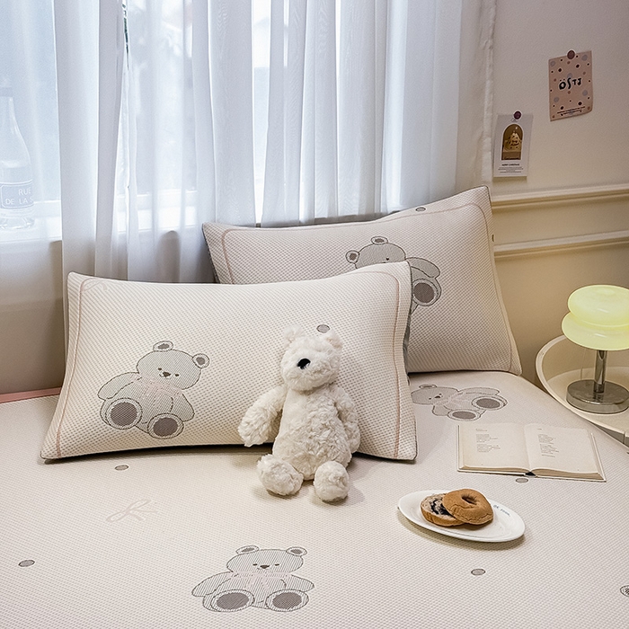 91家纺网 家纺一手货源 找家纺 全季家居 2025新款A类乙纶PE卡通系列凉豆豆席凉席席子 欢乐小熊-淡粉-床席款