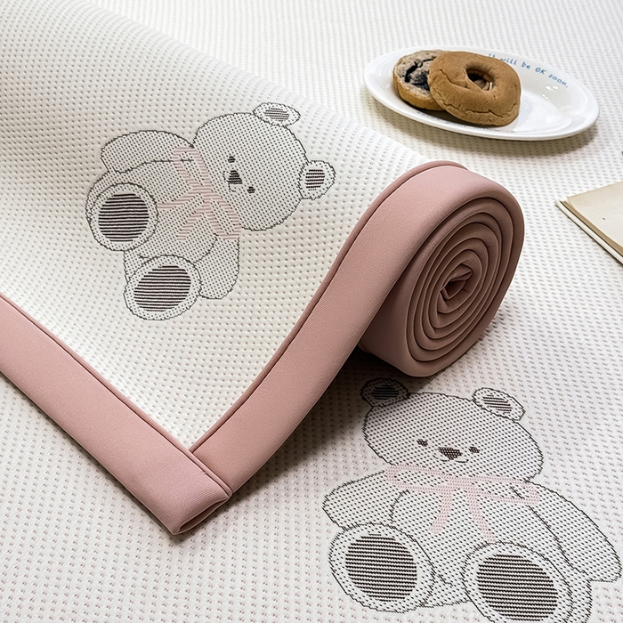 91家纺网 家纺一手货源 找家纺 全季家居 2025新款A类乙纶PE卡通系列凉豆豆席凉席席子 欢乐小熊-淡粉-床席款