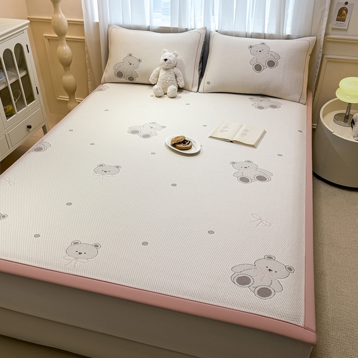 91家纺网 家纺一手货源 找家纺 全季家居 2025新款A类乙纶PE卡通系列凉豆豆席凉席席子 欢乐小熊-淡粉-床席款