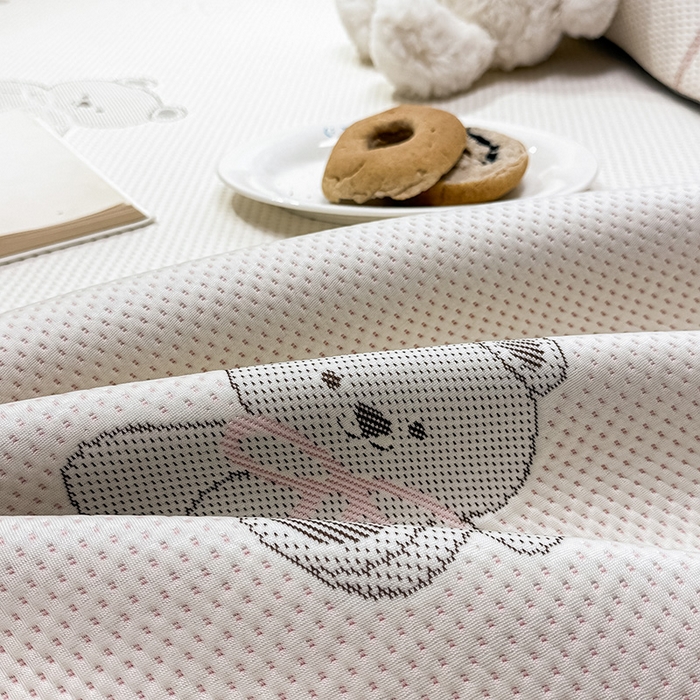 91家纺网 家纺一手货源 找家纺 全季家居 2025新款A类乙纶PE卡通系列凉豆豆席凉席席子 欢乐小熊-淡粉-床席款