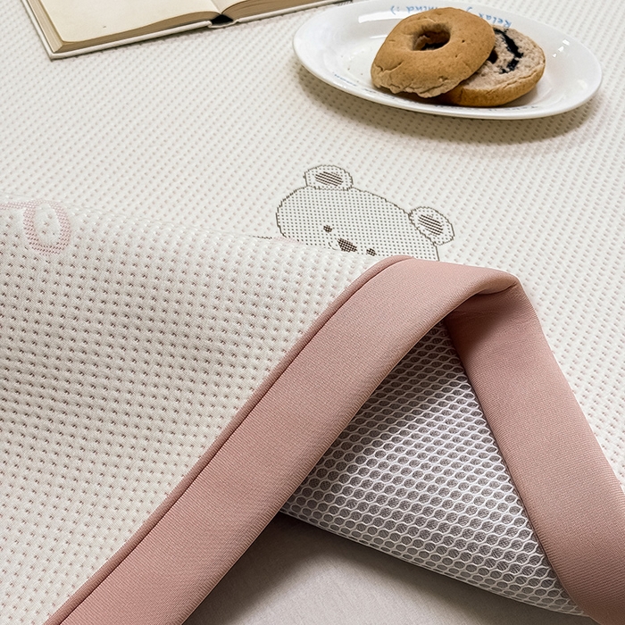 91家纺网 家纺一手货源 找家纺 全季家居 2025新款A类乙纶PE卡通系列凉豆豆席凉席席子 欢乐小熊-淡粉-床席款