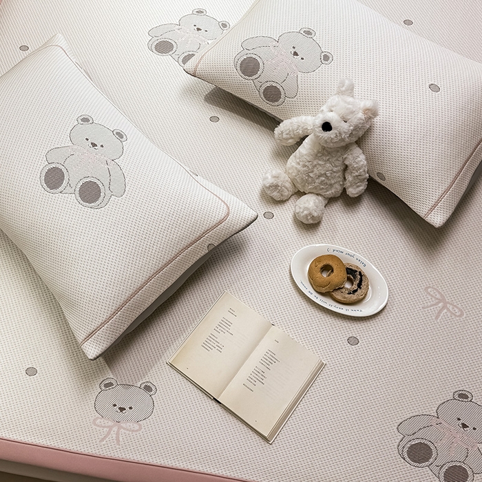 91家纺网 家纺一手货源 找家纺 全季家居 2025新款A类乙纶PE卡通系列凉豆豆席凉席席子 欢乐小熊-淡粉-床席款