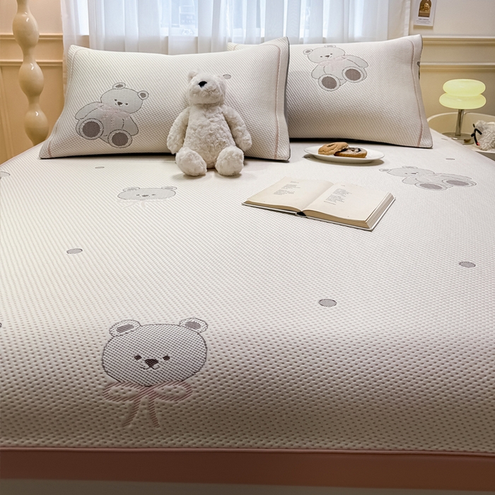 91家纺网 家纺一手货源 找家纺 全季家居 2025新款A类乙纶PE卡通系列凉豆豆席凉席席子 欢乐小熊-淡粉-床席款