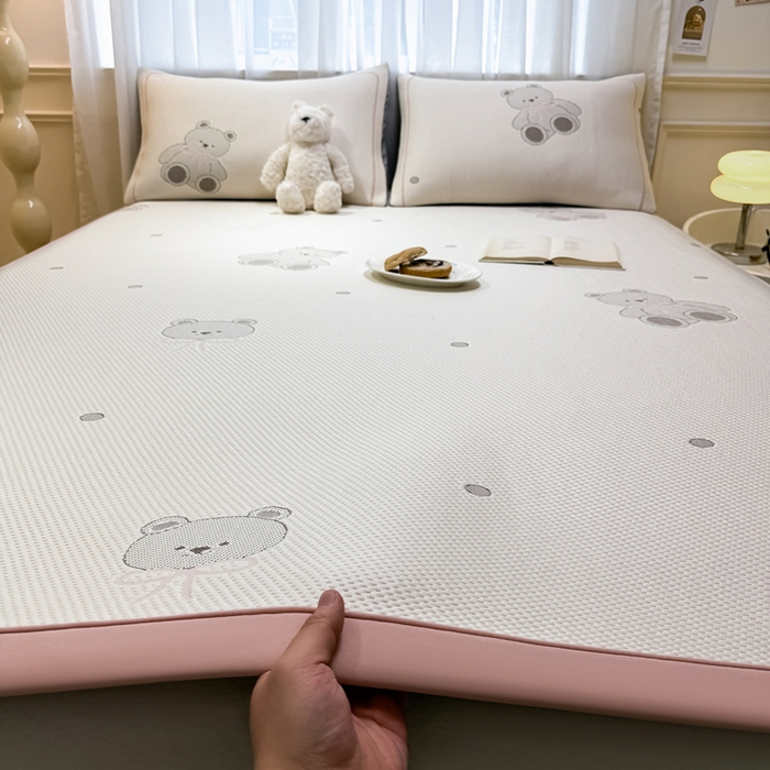 91家纺网 家纺一手货源 找家纺 全季家居 2025新款A类乙纶PE卡通系列凉豆豆席凉席席子 欢乐小熊-淡粉-床席款