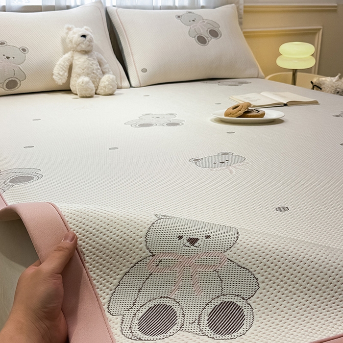 91家纺网 家纺一手货源 找家纺 全季家居 2025新款A类乙纶PE卡通系列凉豆豆席凉席席子 欢乐小熊-淡粉-床席款