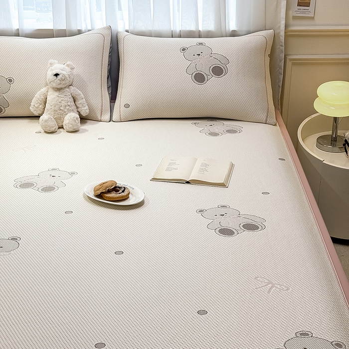 91家纺网 家纺一手货源 找家纺 全季家居 2025新款A类乙纶PE卡通系列凉豆豆席凉席席子 欢乐小熊-淡粉-床席款