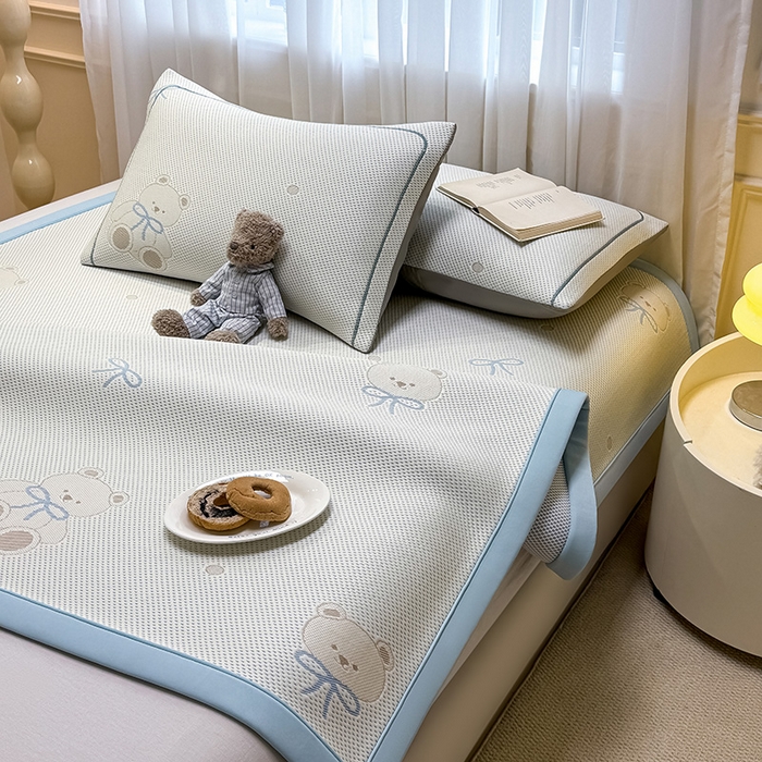 91家纺网 家纺一手货源 找家纺 全季家居 2025新款A类乙纶PE卡通系列凉豆豆席凉席席子 欢乐小熊-天蓝-床席款