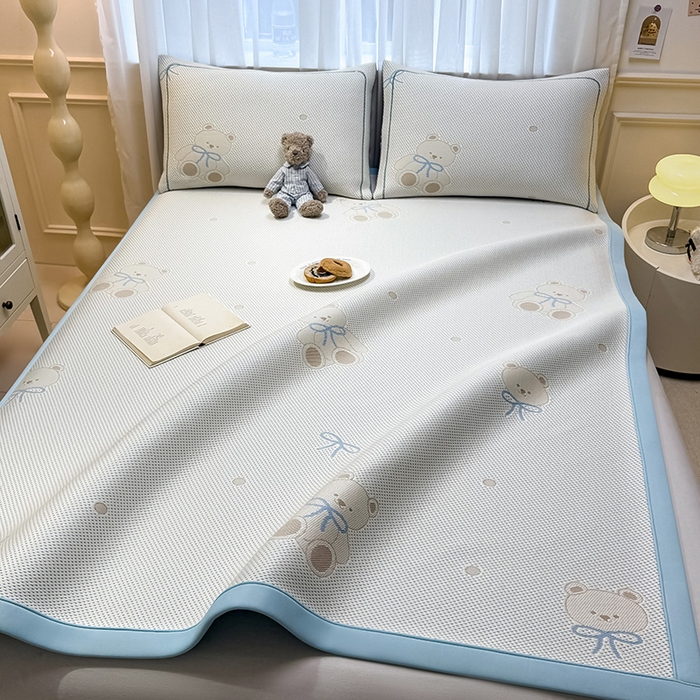 91家纺网 家纺一手货源 找家纺 全季家居 2025新款A类乙纶PE卡通系列凉豆豆席凉席席子 欢乐小熊-天蓝-床席款