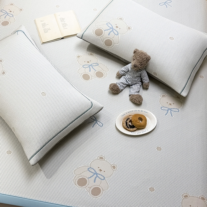 91家纺网 家纺一手货源 找家纺 全季家居 2025新款A类乙纶PE卡通系列凉豆豆席凉席席子 欢乐小熊-天蓝-床席款