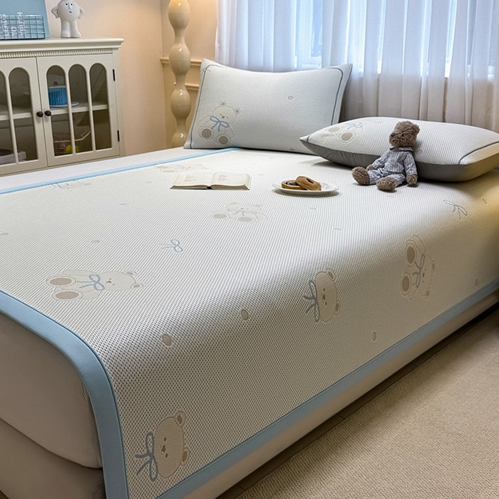 91家纺网 家纺一手货源 找家纺 全季家居 2025新款A类乙纶PE卡通系列凉豆豆席凉席席子 欢乐小熊-天蓝-床席款