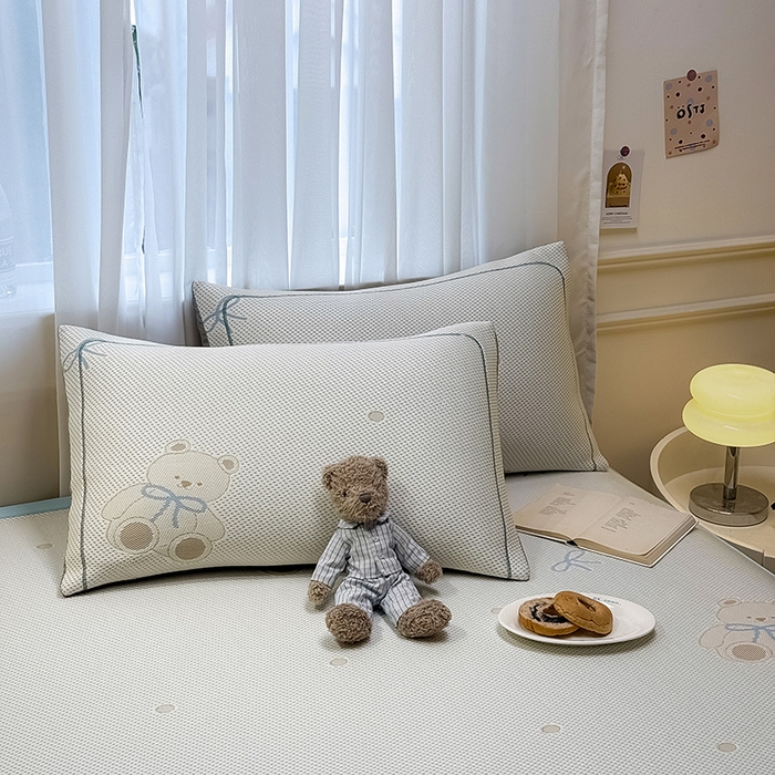 91家纺网 家纺一手货源 找家纺 全季家居 2025新款A类乙纶PE卡通系列凉豆豆席凉席席子 欢乐小熊-天蓝-床席款