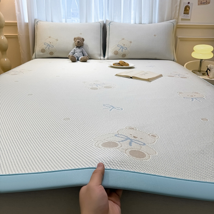91家纺网 家纺一手货源 找家纺 全季家居 2025新款A类乙纶PE卡通系列凉豆豆席凉席席子 欢乐小熊-天蓝-床席款