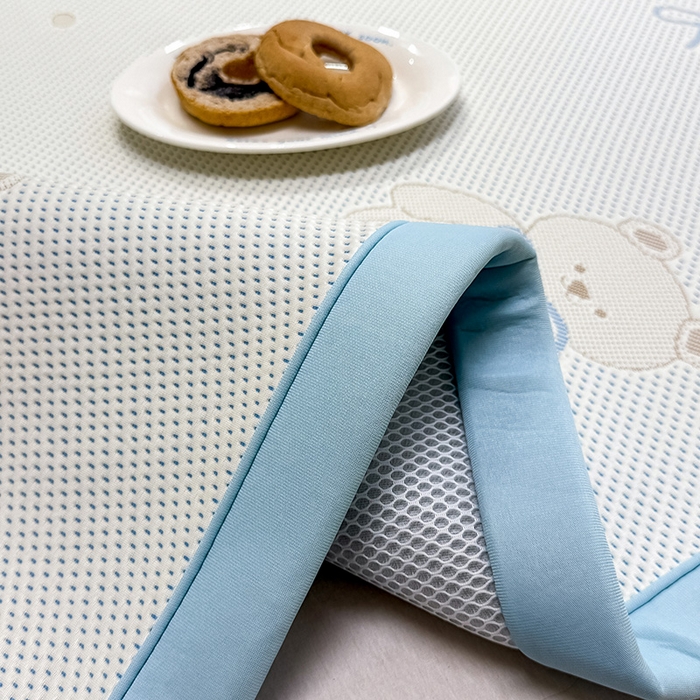 91家纺网 家纺一手货源 找家纺 全季家居 2025新款A类乙纶PE卡通系列凉豆豆席凉席席子 欢乐小熊-天蓝-床席款