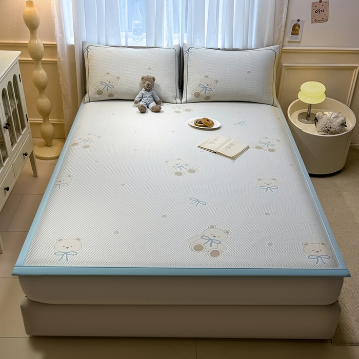 91家纺网 家纺一手货源 找家纺 全季家居 2025新款A类乙纶PE卡通系列凉豆豆席凉席席子 欢乐小熊-天蓝-床席款