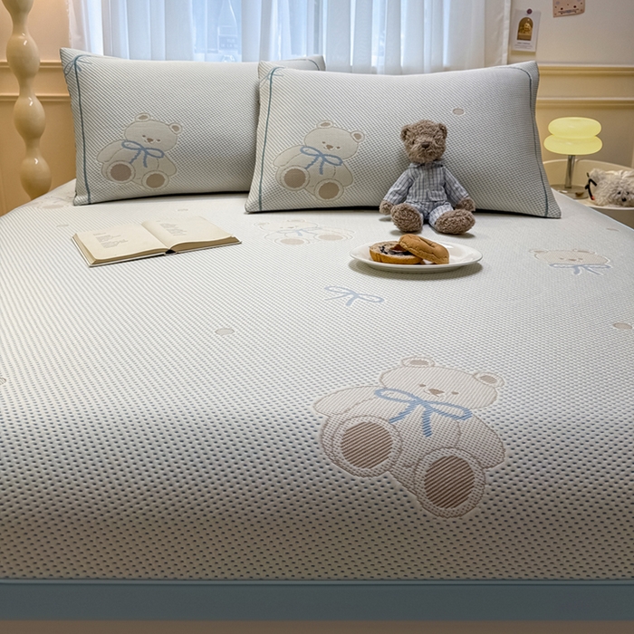 91家纺网 家纺一手货源 找家纺 全季家居 2025新款A类乙纶PE卡通系列凉豆豆席凉席席子 欢乐小熊-天蓝-床席款