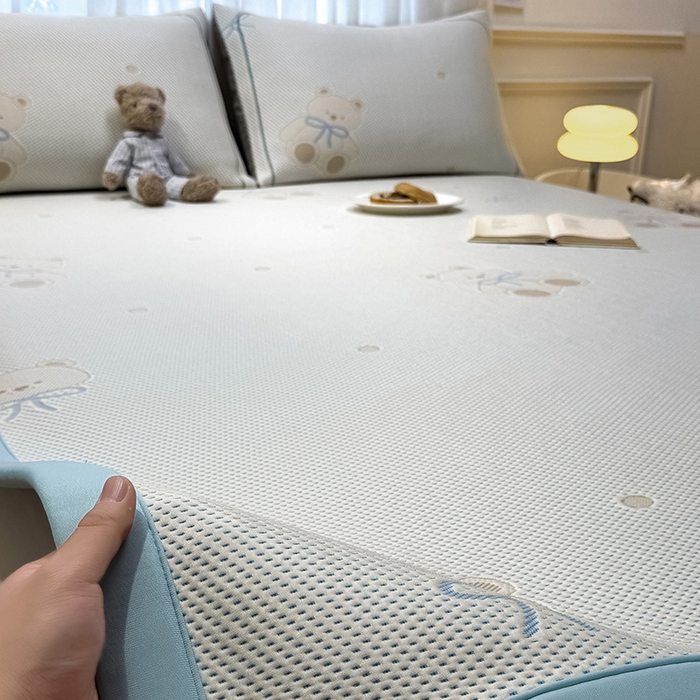 91家纺网 家纺一手货源 找家纺 全季家居 2025新款A类乙纶PE卡通系列凉豆豆席凉席席子 欢乐小熊-天蓝-床席款