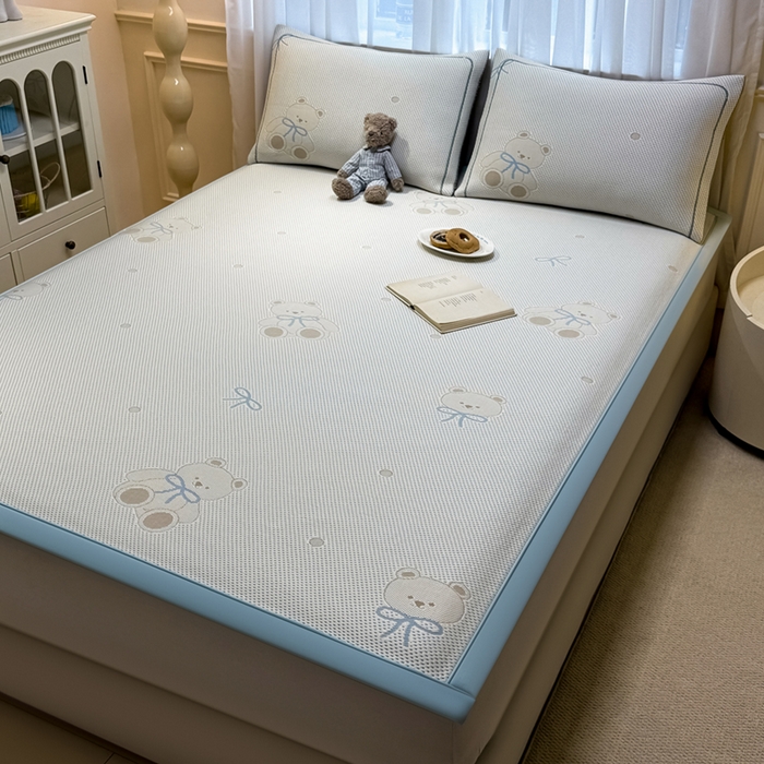 91家纺网 家纺一手货源 找家纺 全季家居 2025新款A类乙纶PE卡通系列凉豆豆席凉席席子 欢乐小熊-天蓝-床席款