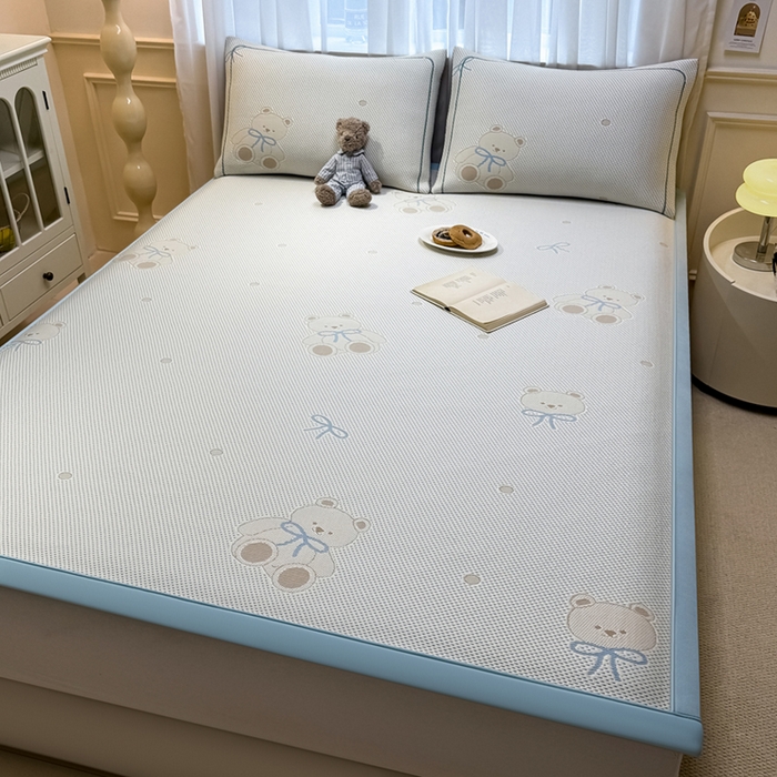 91家纺网 家纺一手货源 找家纺 全季家居 2025新款A类乙纶PE卡通系列凉豆豆席凉席席子 欢乐小熊-天蓝-床席款
