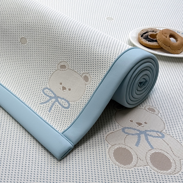 91家纺网 家纺一手货源 找家纺 全季家居 2025新款A类乙纶PE卡通系列凉豆豆席凉席席子 欢乐小熊-天蓝-床席款