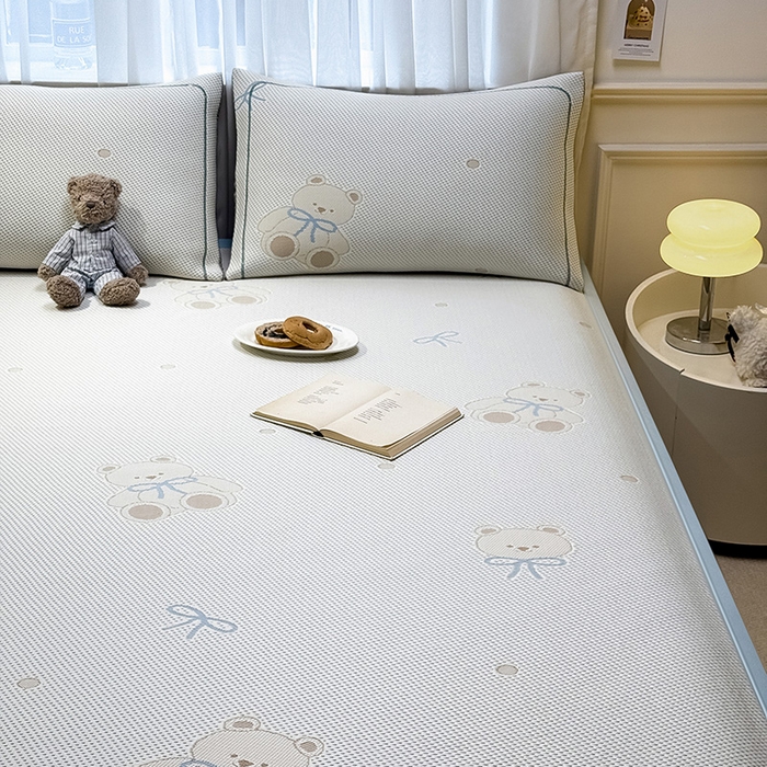 91家纺网 家纺一手货源 找家纺 全季家居 2025新款A类乙纶PE卡通系列凉豆豆席凉席席子 欢乐小熊-天蓝-床席款