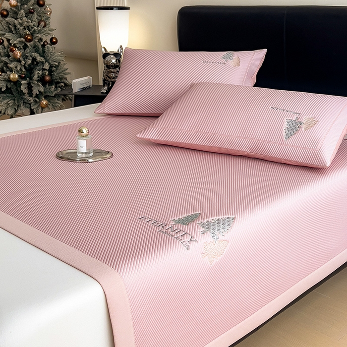 91家纺网 家纺一手货源 找家纺 全季家居 2025新款A类乙纶PE希望森林刺绣系列凉豆豆席凉席席子 淡粉-床席款