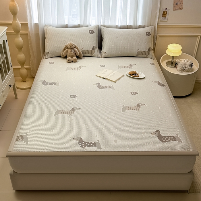 91家纺网 家纺一手货源 找家纺 全季家居 2025新款A类乙纶PE卡通系列凉豆豆席凉席席子 腊肠狗-浅咖-床席款