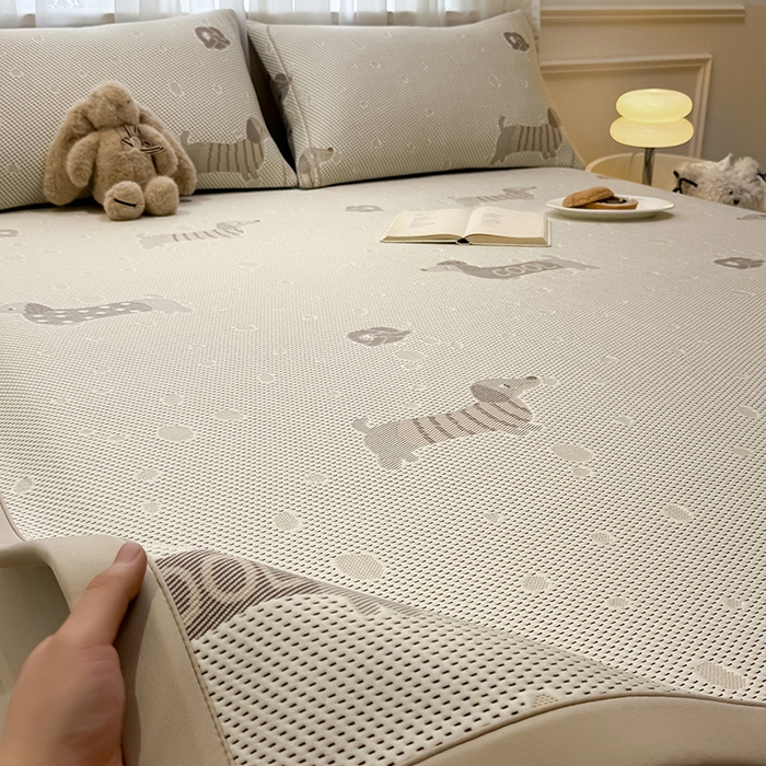 91家纺网 家纺一手货源 找家纺 全季家居 2025新款A类乙纶PE卡通系列凉豆豆席凉席席子 腊肠狗-浅咖-床席款