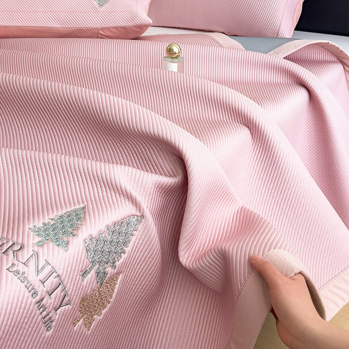 91家纺网 家纺一手货源 找家纺 全季家居 2025新款A类乙纶PE希望森林刺绣系列凉豆豆席凉席席子 淡粉-床席款